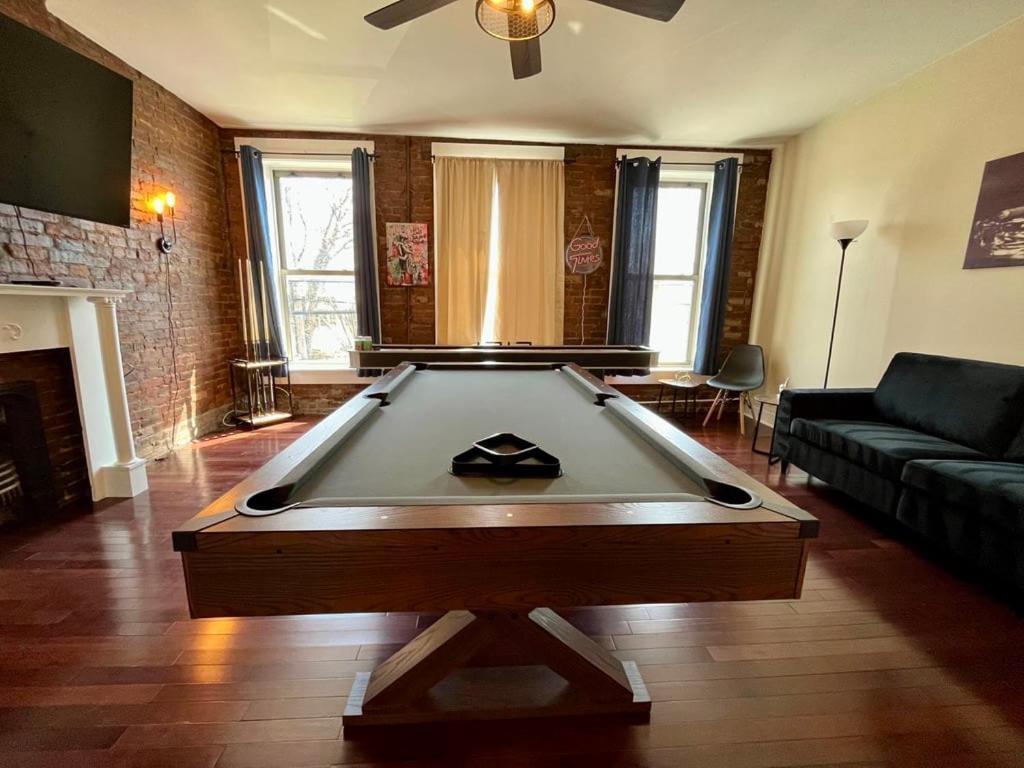 Appartamento Downtown Loft Sleeps 16 - Pool Table Shuffleboard Louisville Esterno foto