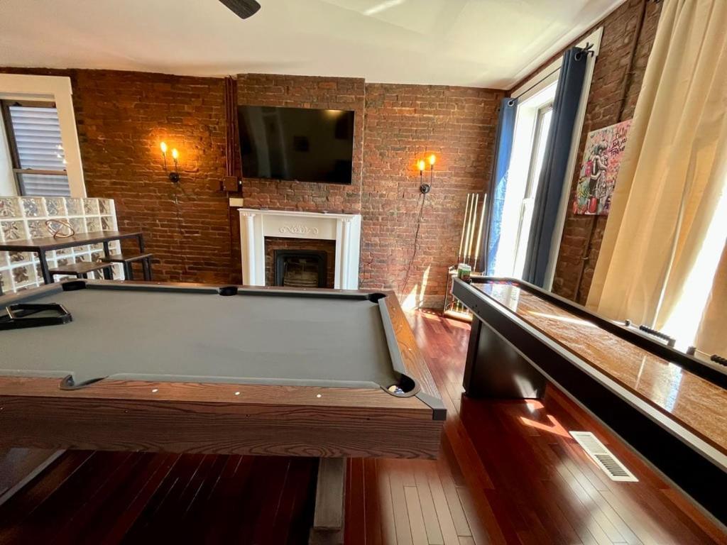 Appartamento Downtown Loft Sleeps 16 - Pool Table Shuffleboard Louisville Esterno foto