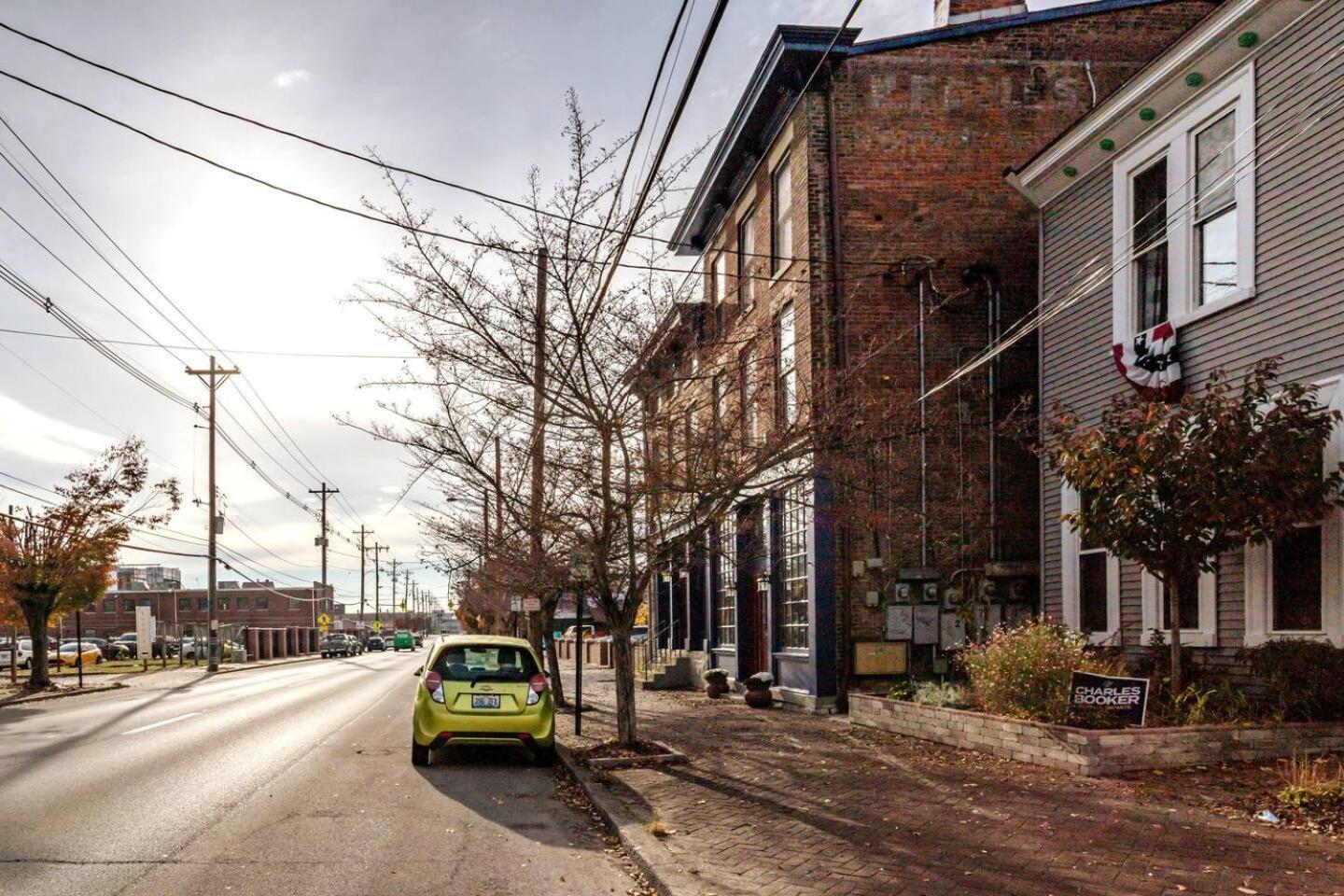 Appartamento Downtown Loft Sleeps 16 - Pool Table Shuffleboard Louisville Esterno foto